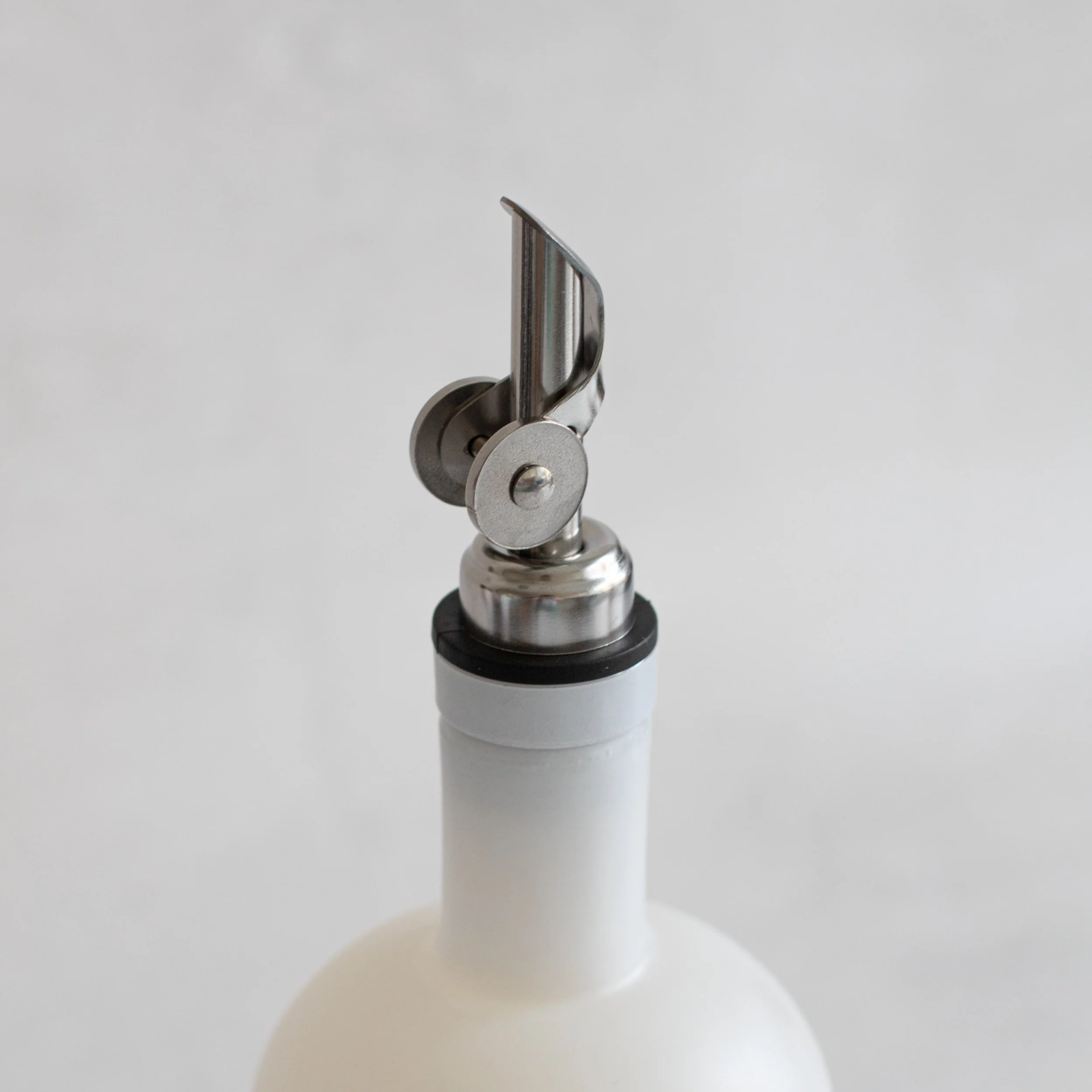 Frosted White Round Glass Oil Bottle 500 ML - Image 6