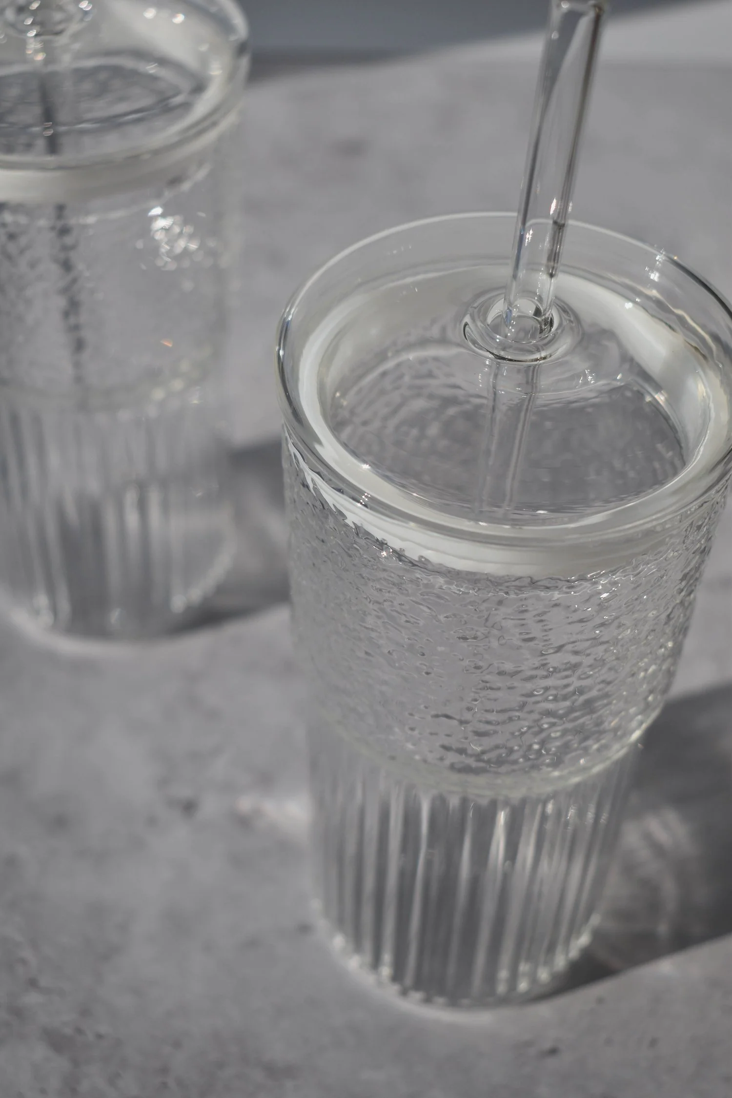 Ribbed Glass Tumbler with lid and straw 500 ML - Image 3