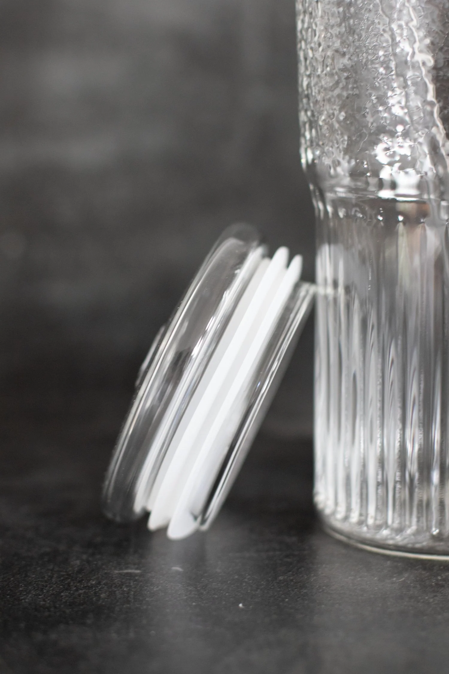 Ribbed Glass Tumbler with lid and straw 500 ML - Image 5