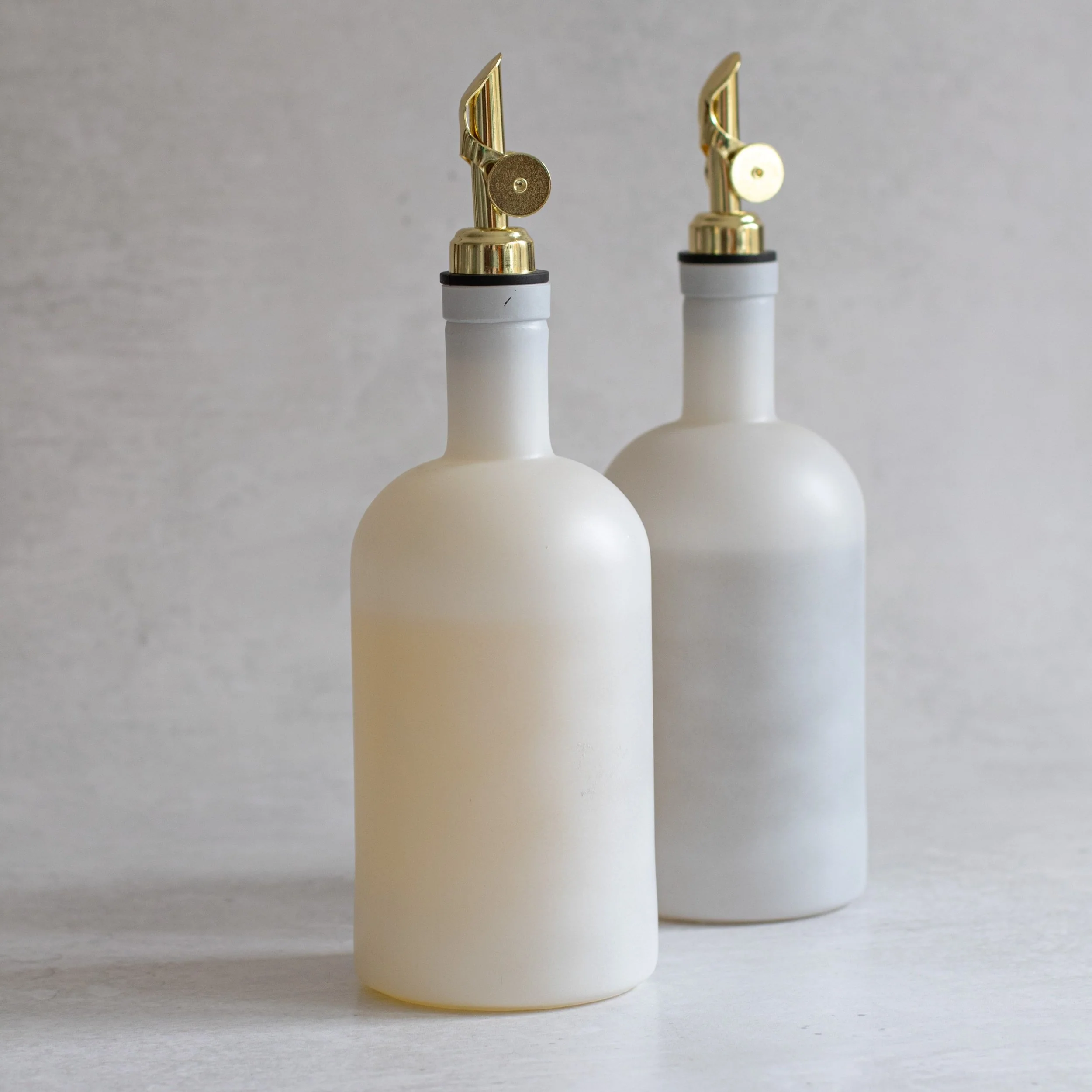 Set of 2 Frosted White Round Glass Oil Bottle 500 ML & Acacia Oval Tray - Image 4